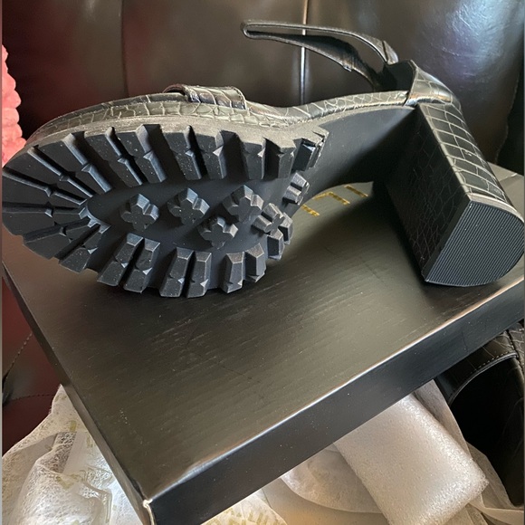 Liliana Strapped Platform Sandal (New in Original Shoe Box and Packaging) - Picture 3 of 4